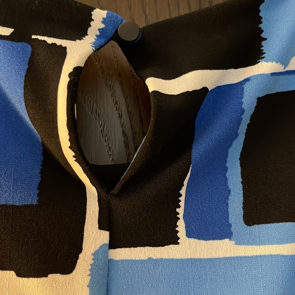 Calvin Klein sleeveless blue, black& white patterned top. Size XS. - Picture 6 of 8